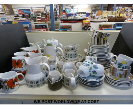 A quantity of retro dinner and tea ware including Midwinter, Royal Worcester and Royal Doulton Tapestry 