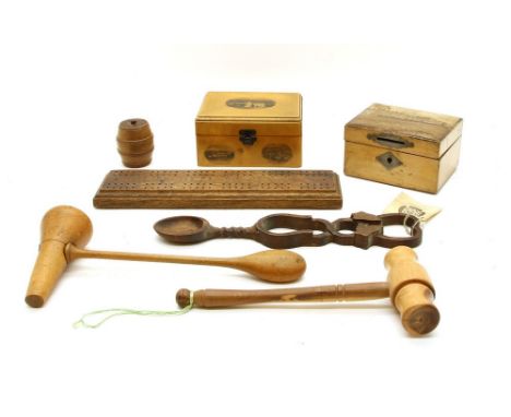 Treen items: two gavels, boxes, cribbage boards, boxes, napkin rings, etc