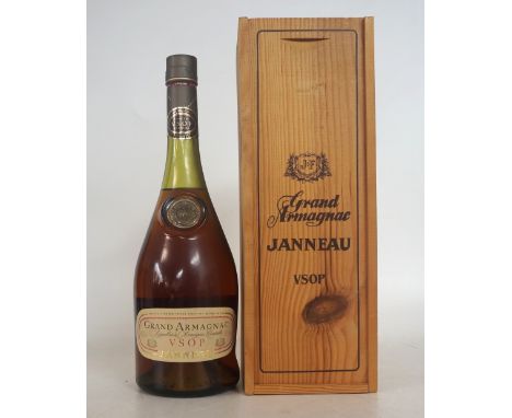 JANNEAU GRAND ARMAGNAC VSOP
A nice bottling of the Janneau Grand Armagnac from the 1990's in a presentation wooden case.  70c