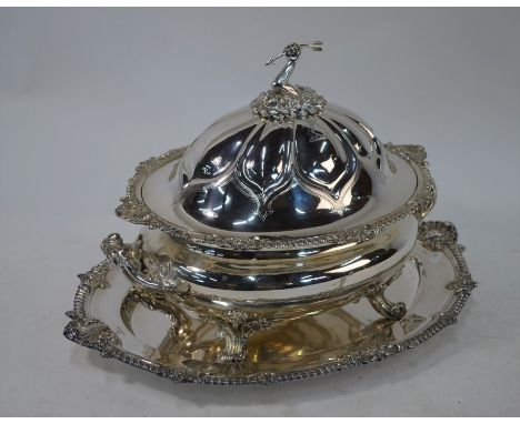 A fine quality Victorian oval tureen and cover on stand, to/w two matching sauce tureens and covers, with armorial crest fini