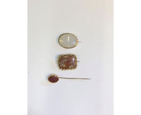 Two Victorian agate brooches with yellow gold mounts, to/w a cornelian intaglio stick pin (3)red brooch mount broken to left 