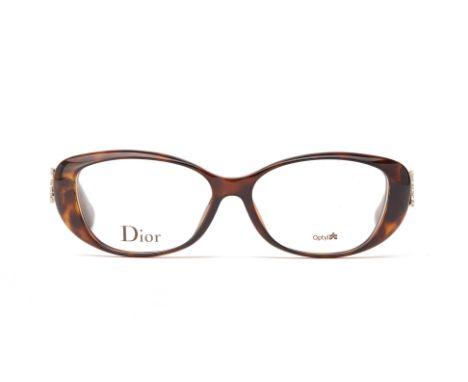 From a private Singaporean collection
Tortoise shell reading glasses with crystal embellishment to the arms, prescription unk