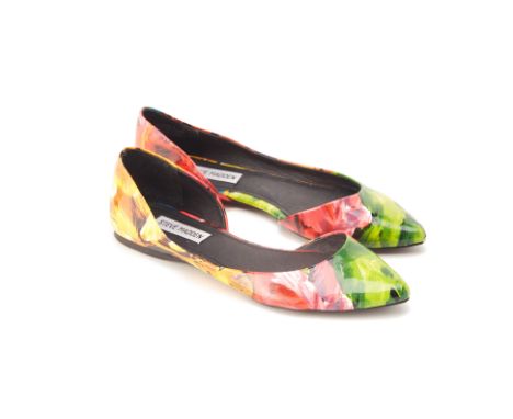 From a private Singaporean collection Tropical print flats, size US 8 Steve Madden Condition: Some marking on the sole Additi