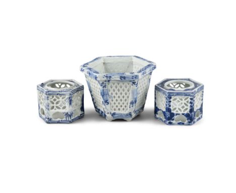  A NEAR PAIR OF 19TH CENTURY JAPANESE EXPORT BLUE AND WHITE HEXAGONAL CRICKET JARS with reticulated sides, and a Japanese blu