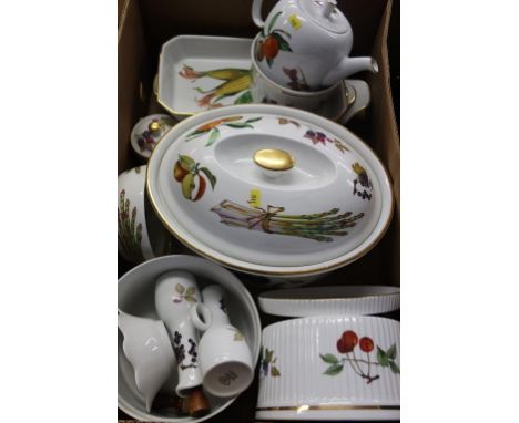 A quantity of Royal Worcester 'Evesham' china