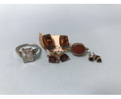 Assorted jewellery, to include a silver ring and pair of gold earrings etc.