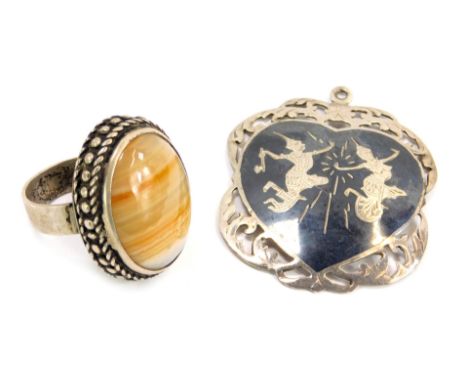 A pendant and a dress ring, comprising an Eastern inspired pendant, depicting two warriors, yellow metal stamped 925, 5cm hig