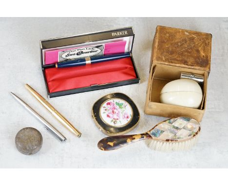 Group of mixed collectables to include three Parker pens (featuring a rolled gold fountain pen), tortoiseshell &amp; mother o