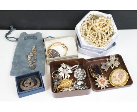 A small collection of vintage and contemporary costume jewellery to include silver and rolled gold examples. 