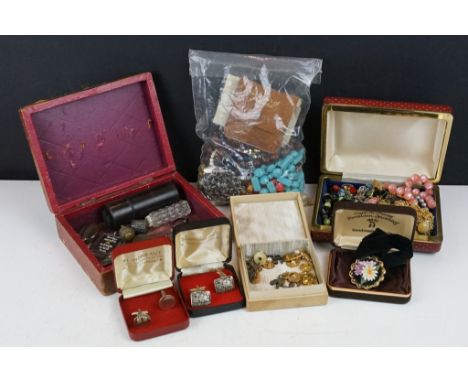 A small collection of mainly vintage costume jewellery to include silver examples. 