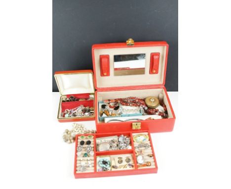 A collection of mainly vintage costume jewellery to include silver examples. 