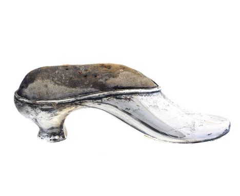 An Edward VII silver novelty pin cushion, designed as a shoe, hallmarks for William Hair Haseler, Birmingham, length 11cm, gr