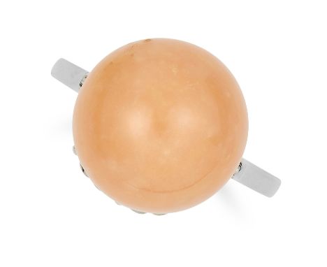 NATURAL CONCH PEARL RING set with a natural conch pearl of 14.08 carats, size K / 5, 6.5g.