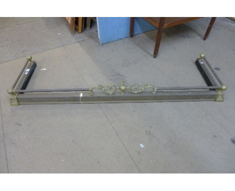A Victorian style brass fender