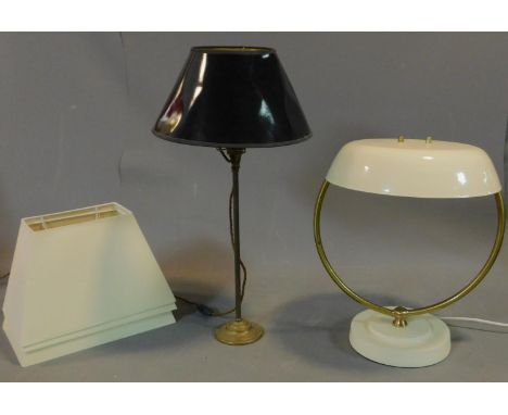 Two vintage table lamps and three matching lamp shades. H.60cm 