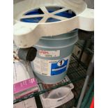 Lot de 5 gallons rinse + items sur tablette