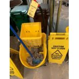 Moppe et seau et enseigne