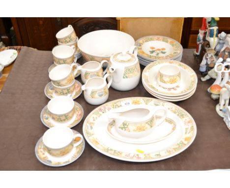 A quantity of Wedgwood "Home Garden Maize" pattern tea and dinnerware 
