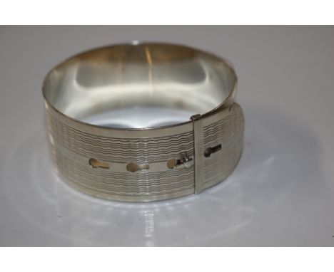 An Art Deco engine turned buckle bangle, approx. total weight 32gms 