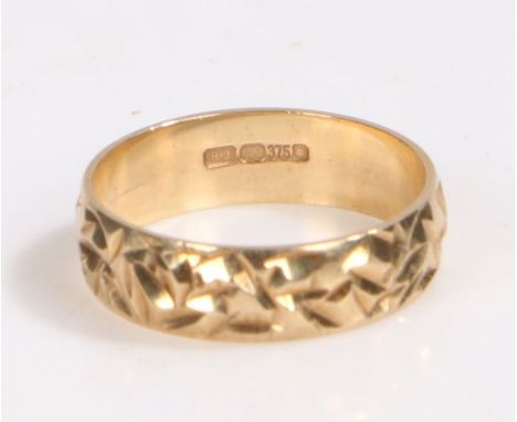 9 carat gold wedding band, the band decorated with a etched effect, ring size K weight 1.9 grams&nbsp;