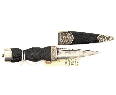 A good quality Highland Regiment skean dhu, 3¾” blade marked “R G Lawrie Glasgow and Edinburgh” retains much original polish,