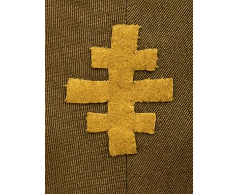 the khaki body with 2nd/7th yellow divisional diamonds to each shoulder, leather trimmed elbows and cuffs, officer's regiment