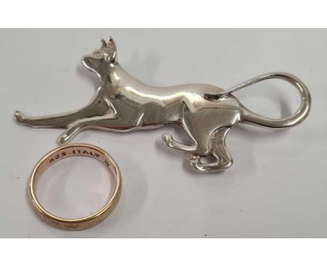 SILVER GILT RING BAND &amp; A SILVER BROOCH OF A CAT