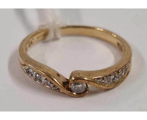 A DIAMOND CROSSOVER RING SET IN 9ct, SIZE 'L'