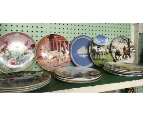 SHELF OF 14 COLLECTORS PLATES INCL; WEDGWOOD,SPODE, ROYAL DOULTON ETC