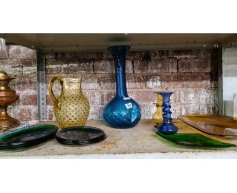 SHELF WITH A HOBNAIL STYLE WATER JUG, OVAL DIMPLE EFFECT BLUE GLASS PLATES &amp; A BULBOUS SPIRAL PATTERNED VASE &amp; 2 OTHE