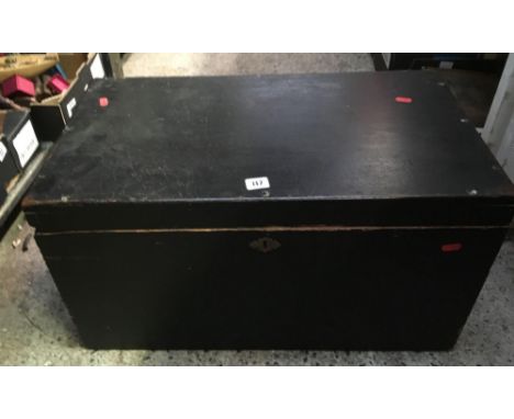 BLACK PAINTED WOOD TRUNK WITH 4 SQUASH OR TENNIS RACKETS