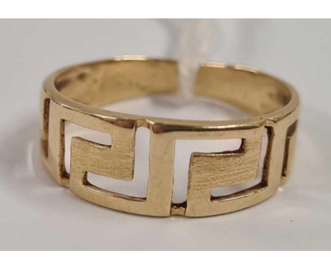 A 9ct GREEK KEY PATTERN RING, SIZE 'O'
