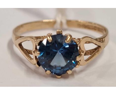9ct BLUE STONE RING, SIZE 'Q'