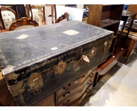 Vintage cabin trunk with tray. Not available for in-house P&amp;P 