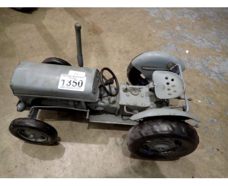 Metal model tractor, L: 32 cm. Not available for in-house P&amp;P 