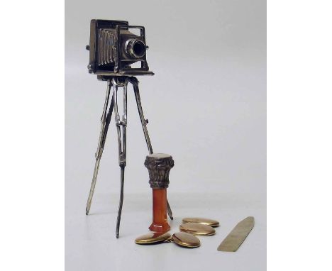 9ct cufflinks; 9ct blade; agate seal and a model camera. Condition report: see terms and conditions
