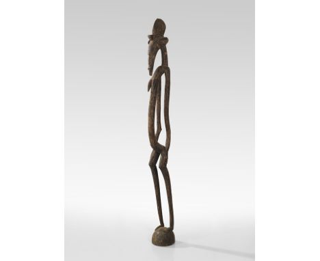 Weibliche Skelettfigur. Senufo, Elfenbeinküste. Holz, Reste von rotem Farbpigment.  Höhe: 167,5 cm (65,9 in).  [KT]. PROVENIE