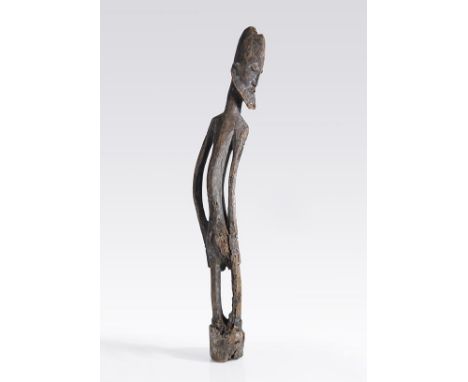 Ahnenfigur. Dogon, Mali. Holz, Reste einer Bemalung in Weiß.  88 cm (34,6 in).  [KT]. PROVENIENZ:  Sammlung Hermann Gerlinger