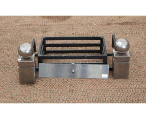 Polished and blacked metal fire grate, with ball and square andirons, basket 46 x 31 cm