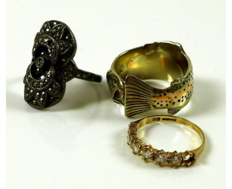A selection of three rings, comprising a 14ct gold ring in the form of a salmon, band marked 14k darling, size Q, 11.7g, a 9c