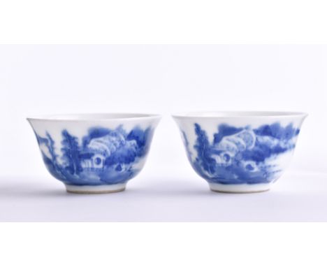   Paar Teeschalen China Qing-Dynastie  mit blau-weiß Malerei verziert, mit Bodenmarke, H: 3,3 cm        Pair of tea cups Chin