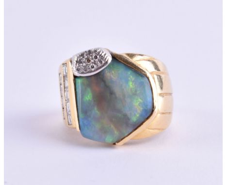   Opalring  GG 750/000, Opal ca. 8,00 ct, zusätzlich mit kleinen Brillanten besetzt, RG ca. 52, Gesamtgewicht ca. 16 g       