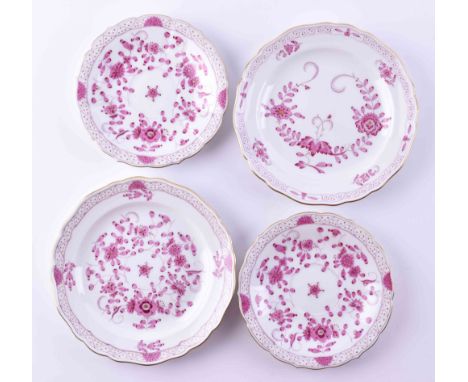   Konvolut Meissen  Dekor Indisch purpur, 4-tlg., 2 Untertassen, 2 Teller (Ø 18 cm), Goldrand, blaue Schwertermarke, 3 x 1 Wa