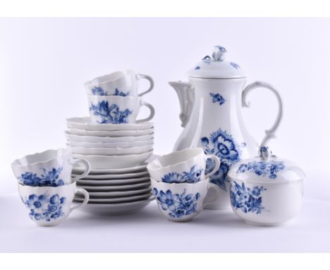   Kaffeeservice Meissen  Dekor blaue Blume mit Insekten, 21-tlg., 6 Tassen, 6 Untertassen, 7 Kuchenteller, 1 Zuckerdose, 1 Ka