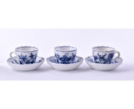   Konvolut Meissen  Dekor Zwiebelmuster, 3 Mokkatassen, 3 Untertassen, blaue Schwertermarke, 1. Wahl        A group of porcel