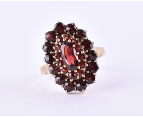   Granatring  GG 333/000, RG ca. 54, Gesamtgewicht ca. 4,6 g        Garnet ring  yellow gold 333/000, ring size approx. 54, t