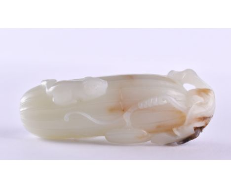   Jadeschnitzerei China 19. Jhd.  weiße Jade, Eichhörnchen und Motte auf Zucchini sitzend, 3 cm x 8 cm x 2 cm, Qing-Dynastie,