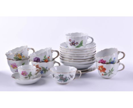   Konvolut Meissen  20-tlg., verschiedene Formen, Größen und Dekore, dabei 10 Untertassen, 8 Kaffeetassen, 1 Mokkatasse mit U