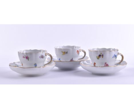   Konvolut Meissen  Dekor Streublümchen, 6-tlg., 3 Kaffeetassen, 3 Untertassen, goldstaffiert, blaue Schwertermarke, 1. Wahl 