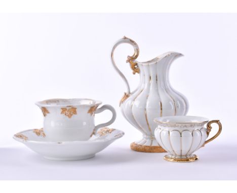   Konvolut Meissen  X-Form, 4-tlg., 2 Tassen, 1 Untertasse, 1 Sahnegießer, Mokkatasse und Sahnegießer, Goldauflage berieben, 